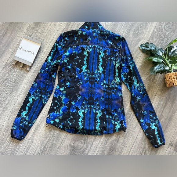 Fabletics high neck zip front windbreaker in blue multi splatter print. Size S - Picture 9 of 10